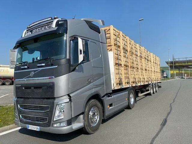 Camion chargé de palettes